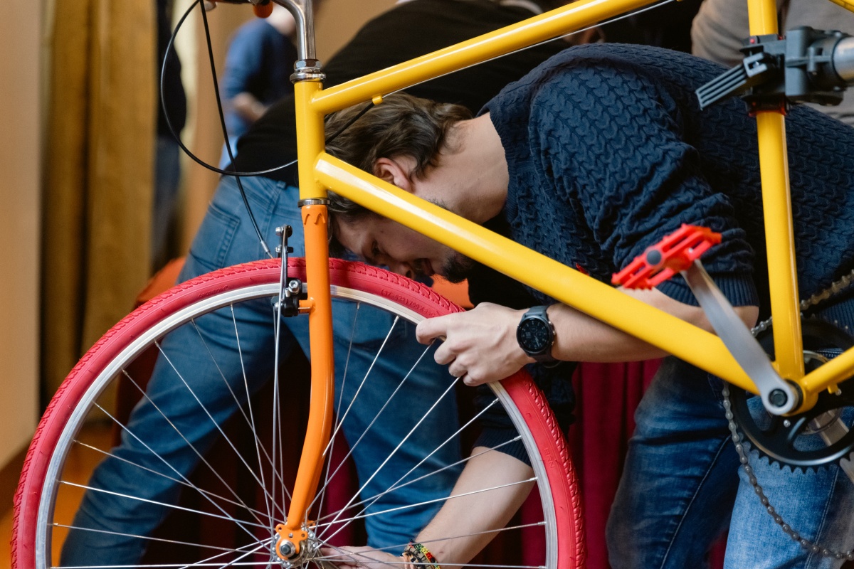 Build a bicycle together with your colleagues and have fun in a friendly relay race.